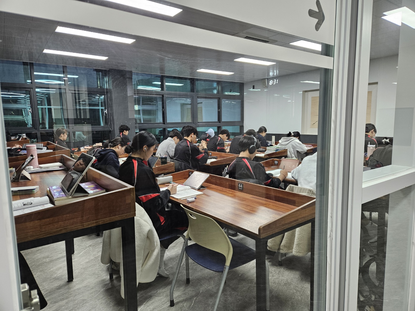 공부하는 학생들